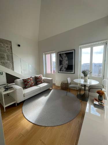 Luxuoso Apartamento T0+Mezanine decorado e mobilado inserido num condomínio fechado numa zona nobre no Centro do Porto
