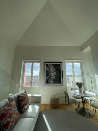 Luxuoso Apartamento T0+Mezanine decorado e mobilado inserido num condomínio fechado numa zona nobre no Centro do Porto