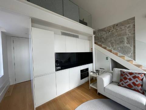 Luxuoso Apartamento T0+Mezanine decorado e mobilado inserido num condomínio fechado numa zona nobre no Centro do Porto