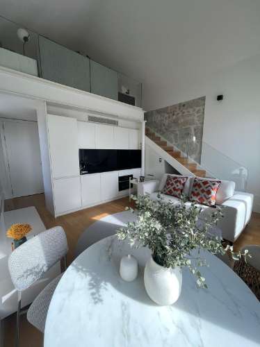 Luxuoso Apartamento T0+Mezanine decorado e mobilado inserido num condomínio fechado numa zona nobre no Centro do Porto