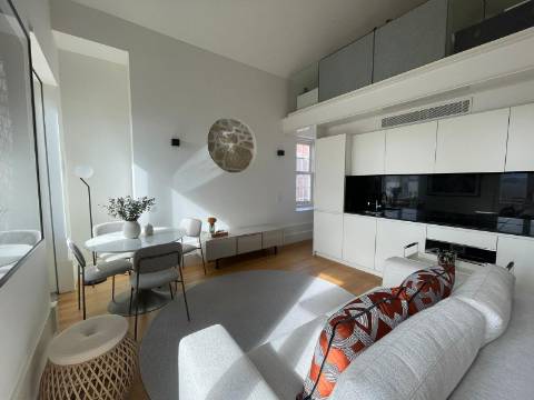 Luxuoso Apartamento T0+Mezanine decorado e mobilado inserido num condomínio fechado numa zona nobre no Centro do Porto