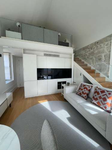 Luxuoso Apartamento T0+Mezanine decorado e mobilado inserido num condomínio fechado numa zona nobre no Centro do Porto