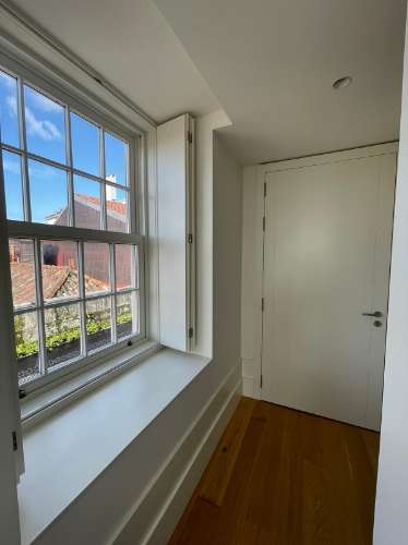 Luxuoso Apartamento T0+Mezanine decorado e mobilado inserido num condomínio fechado numa zona nobre no Centro do Porto