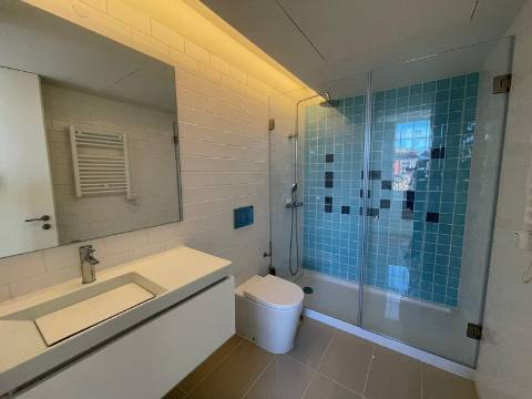 Luxuoso Apartamento T0+Mezanine decorado e mobilado inserido num condomínio fechado numa zona nobre no Centro do Porto