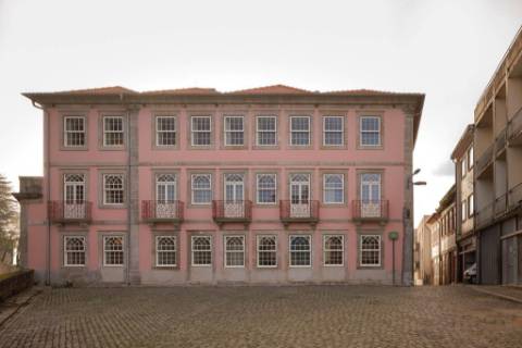 Luxuoso Apartamento T0+Mezanine decorado e mobilado inserido num condomínio fechado numa zona nobre no Centro do Porto