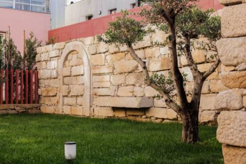 Luxuoso Apartamento T0+Mezanine decorado e mobilado inserido num condomínio fechado numa zona nobre no Centro do Porto