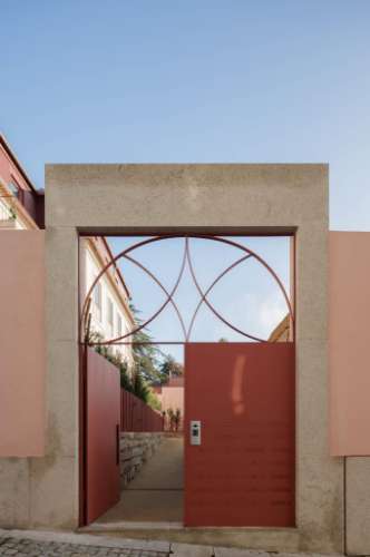 Luxuoso Apartamento T0+Mezanine decorado e mobilado inserido num condomínio fechado numa zona nobre no Centro do Porto