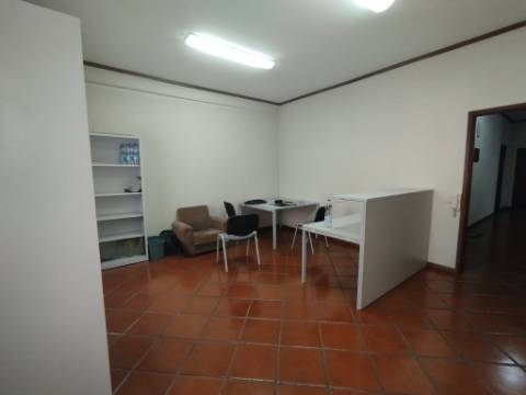 Escritório mobilado no centro de Águeda