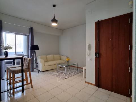 Apartamento T1 com Varanda | Remodelado e Equipado | Bonfim