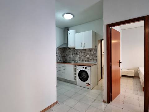 Apartamento T1 com Varanda | Remodelado e Equipado | Bonfim