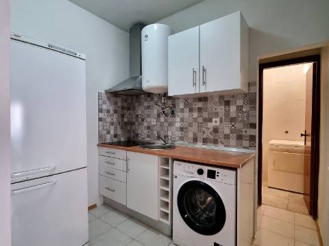 Apartamento T1 com Varanda | Remodelado e Equipado | Bonfim