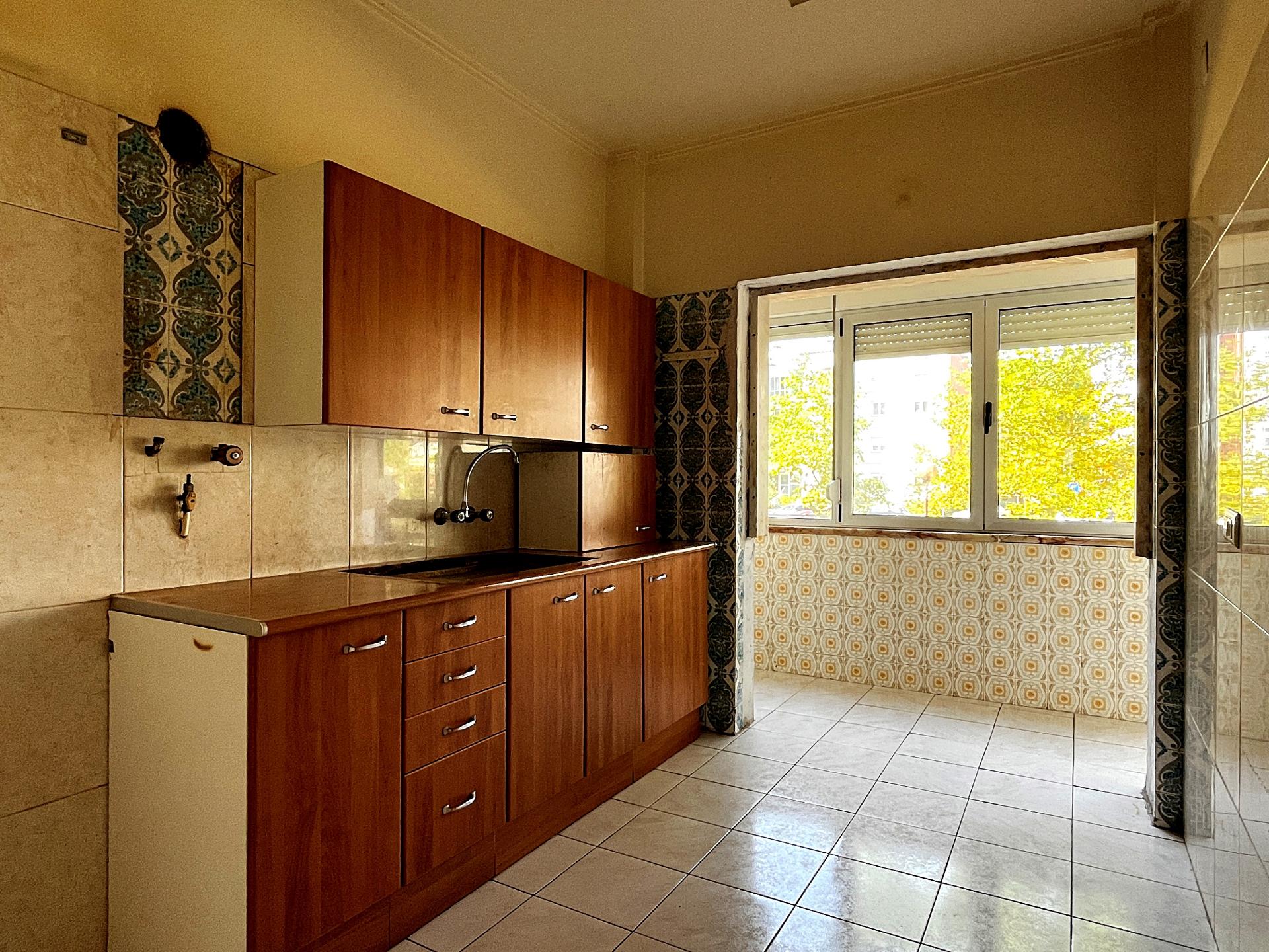 Apartamento T2 em Oeiras | Em remodelação Total + Varanda