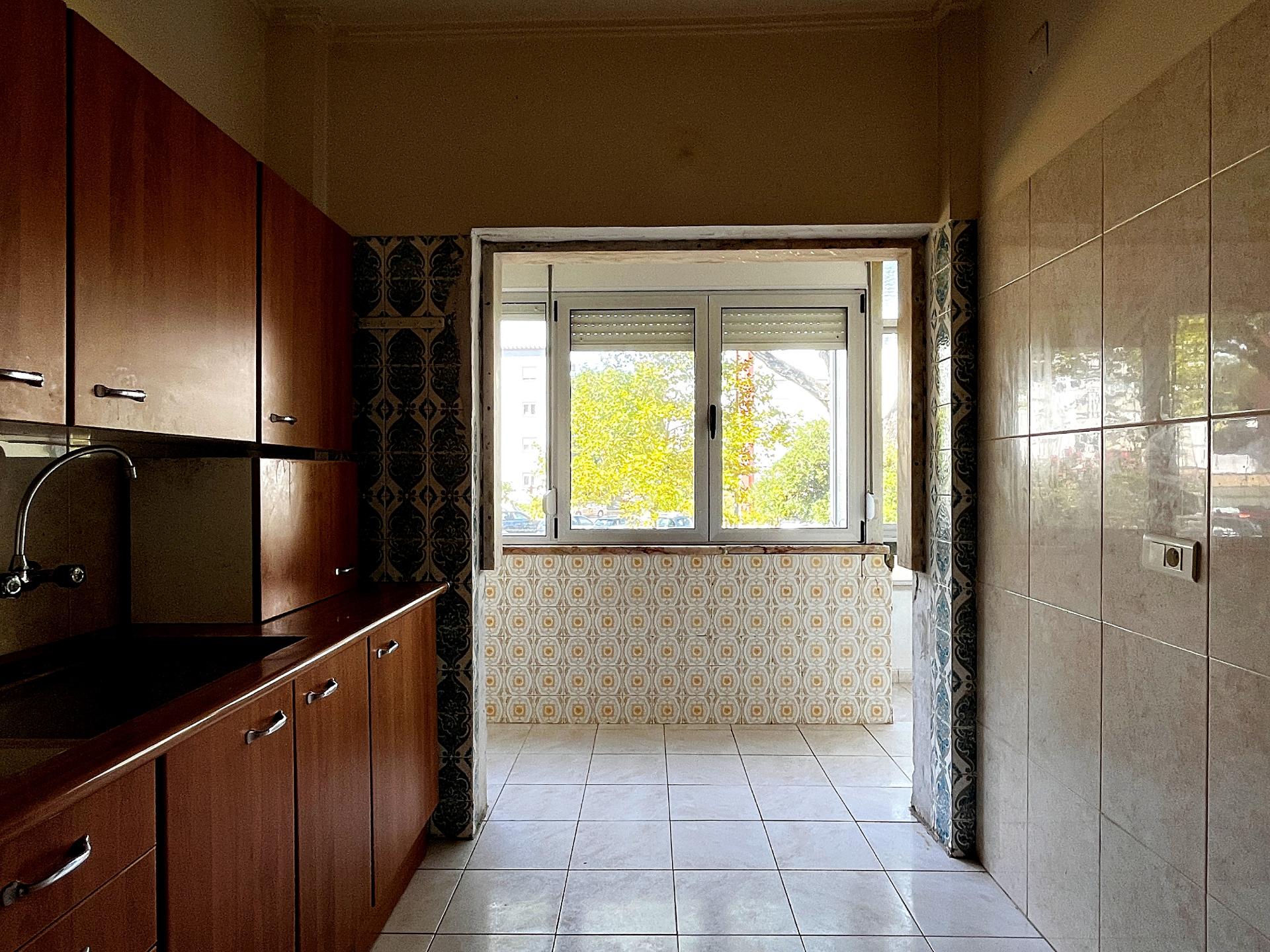 Apartamento T2 em Oeiras | Em remodelação Total + Varanda