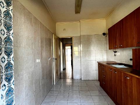 Apartamento T2 em Oeiras | Em remodelação Total + Varanda