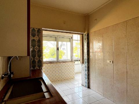 Apartamento T2 em Oeiras | Em remodelação Total + Varanda
