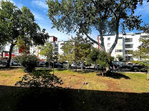 Apartamento T2 em Oeiras | Em remodelação Total + Varanda