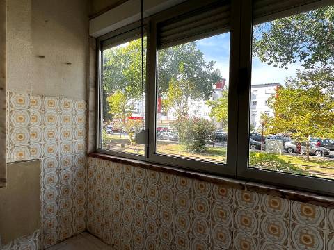 Apartamento T2 em Oeiras | Em remodelação Total + Varanda