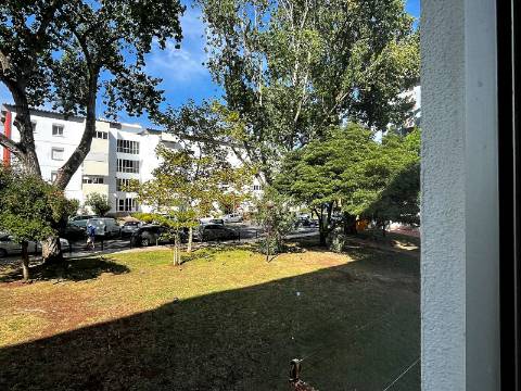 Apartamento T2 em Oeiras | Em remodelação Total + Varanda