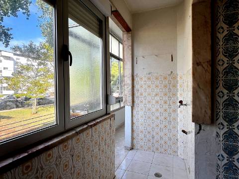 Apartamento T2 em Oeiras | Em remodelação Total + Varanda