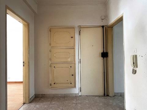 Apartamento T2 em Oeiras | Em remodelação Total + Varanda