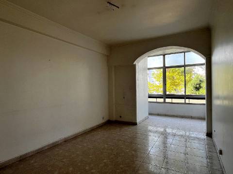 Apartamento T2 em Oeiras | Em remodelação Total + Varanda