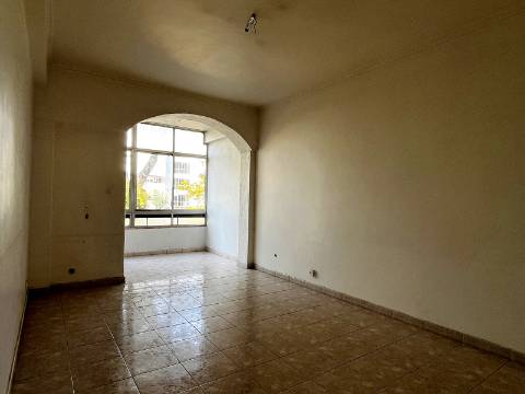 Apartamento T2 em Oeiras | Em remodelação Total + Varanda