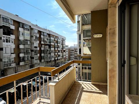 Apartamento T2 em Oeiras | Em remodelação Total + Varanda