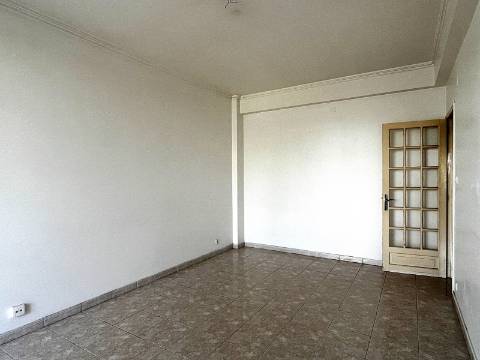 Apartamento T2 em Oeiras | Em remodelação Total + Varanda