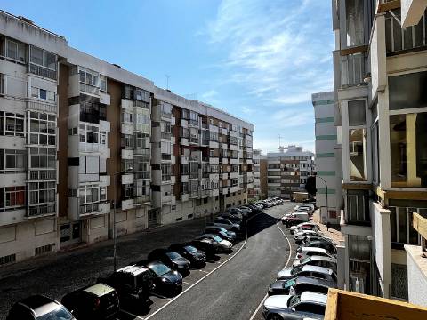 Apartamento T2 em Oeiras | Em remodelação Total + Varanda
