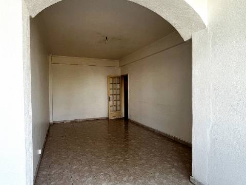 Apartamento T2 em Oeiras | Em remodelação Total + Varanda