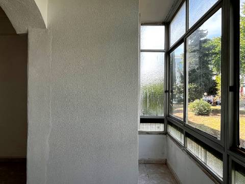 Apartamento T2 em Oeiras | Em remodelação Total + Varanda