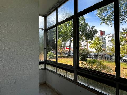 Apartamento T2 em Oeiras | Em remodelação Total + Varanda