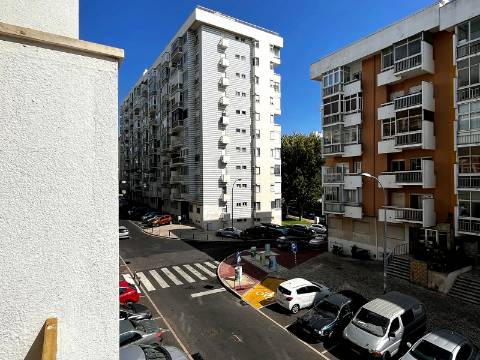 Apartamento T2 em Oeiras | Em remodelação Total + Varanda