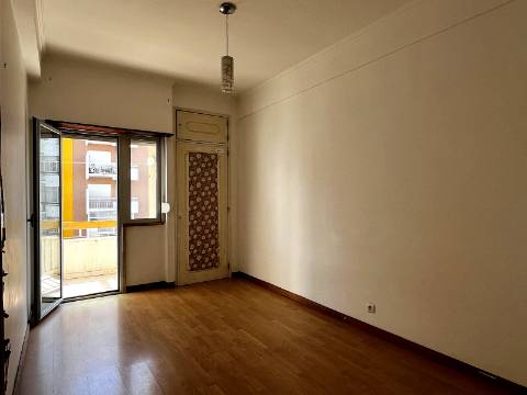 Apartamento T2 em Oeiras | Em remodelação Total + Varanda