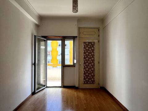 Apartamento T2 em Oeiras | Em remodelação Total + Varanda
