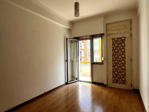 Apartamento T2 em Oeiras | Em remodelação Total + Varanda