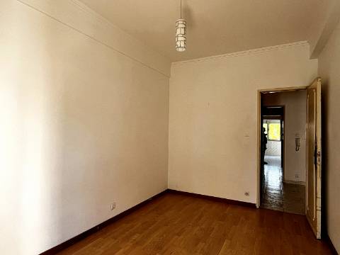 Apartamento T2 em Oeiras | Em remodelação Total + Varanda