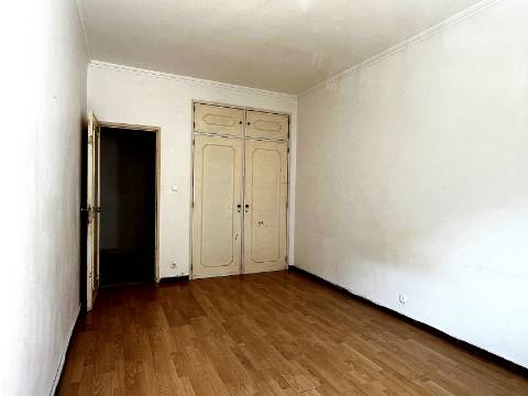 Apartamento T2 em Oeiras | Em remodelação Total + Varanda