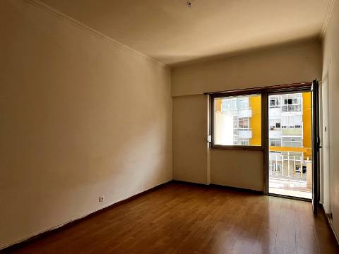 Apartamento T2 em Oeiras | Em remodelação Total + Varanda