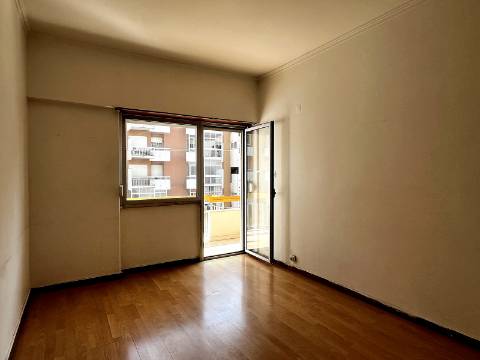 Apartamento T2 em Oeiras | Em remodelação Total + Varanda