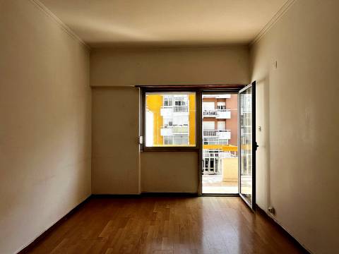 Apartamento T2 em Oeiras | Em remodelação Total + Varanda