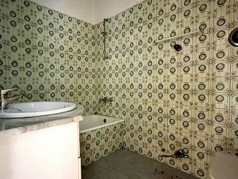 Apartamento T2 em Oeiras | Em remodelação Total + Varanda