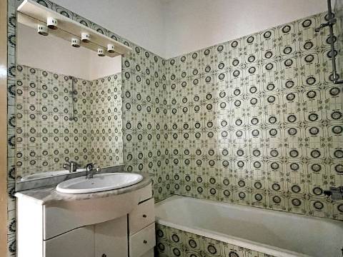 Apartamento T2 em Oeiras | Em remodelação Total + Varanda