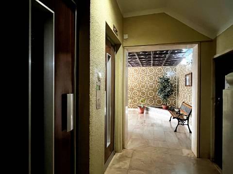 Apartamento T2 em Oeiras | Em remodelação Total + Varanda