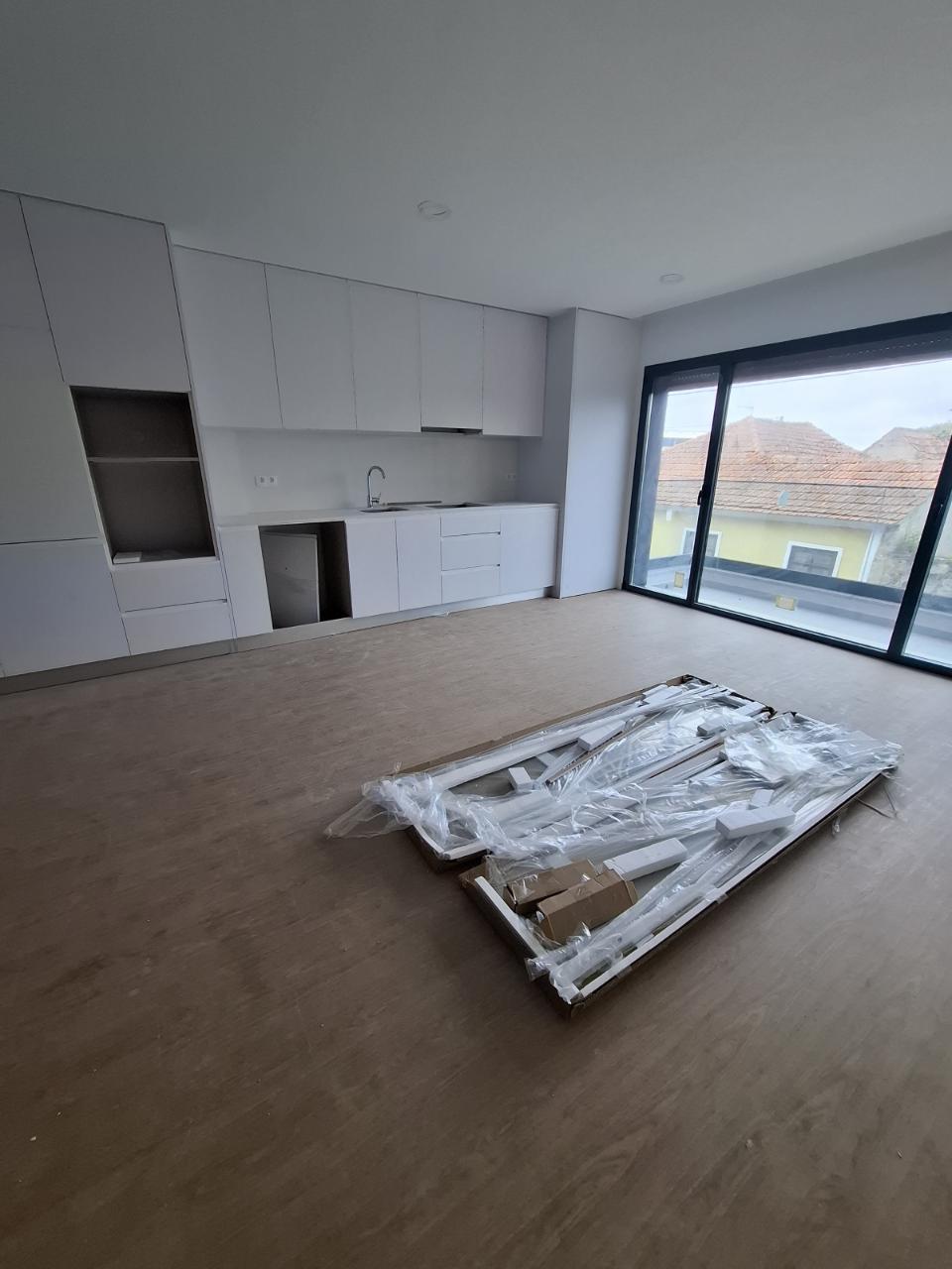 Apartamento T2 + 1 com varanda em Esgueira, Aveiro