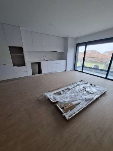 Apartamento T2 + 1 com varanda em Esgueira, Aveiro