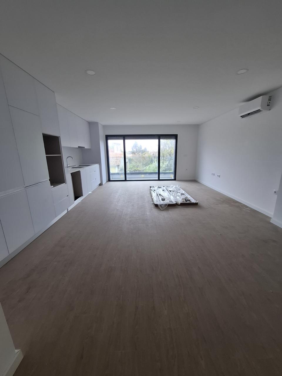 Apartamento T2 + 1 com varanda em Esgueira, Aveiro