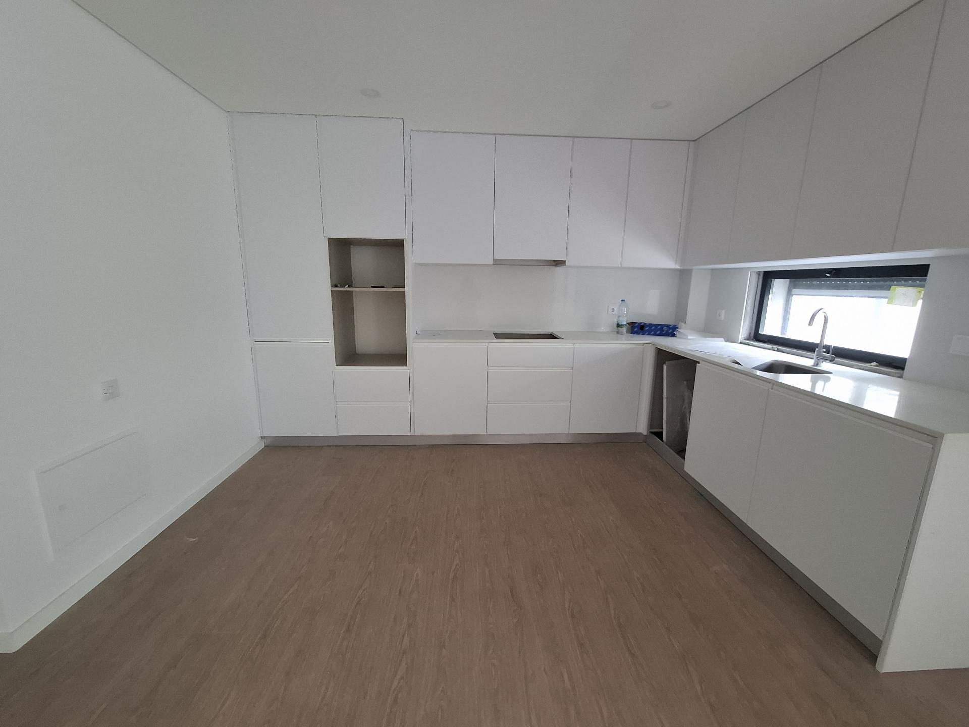 Apartamento T2 + Terraço no R/Chão em Esgueira, Aveiro
