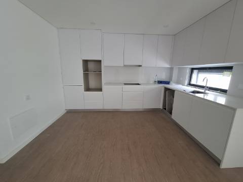Apartamento T2 + Terraço no R/Chão em Esgueira, Aveiro