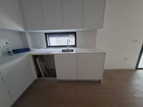 Apartamento T2 + Terraço no R/Chão em Esgueira, Aveiro